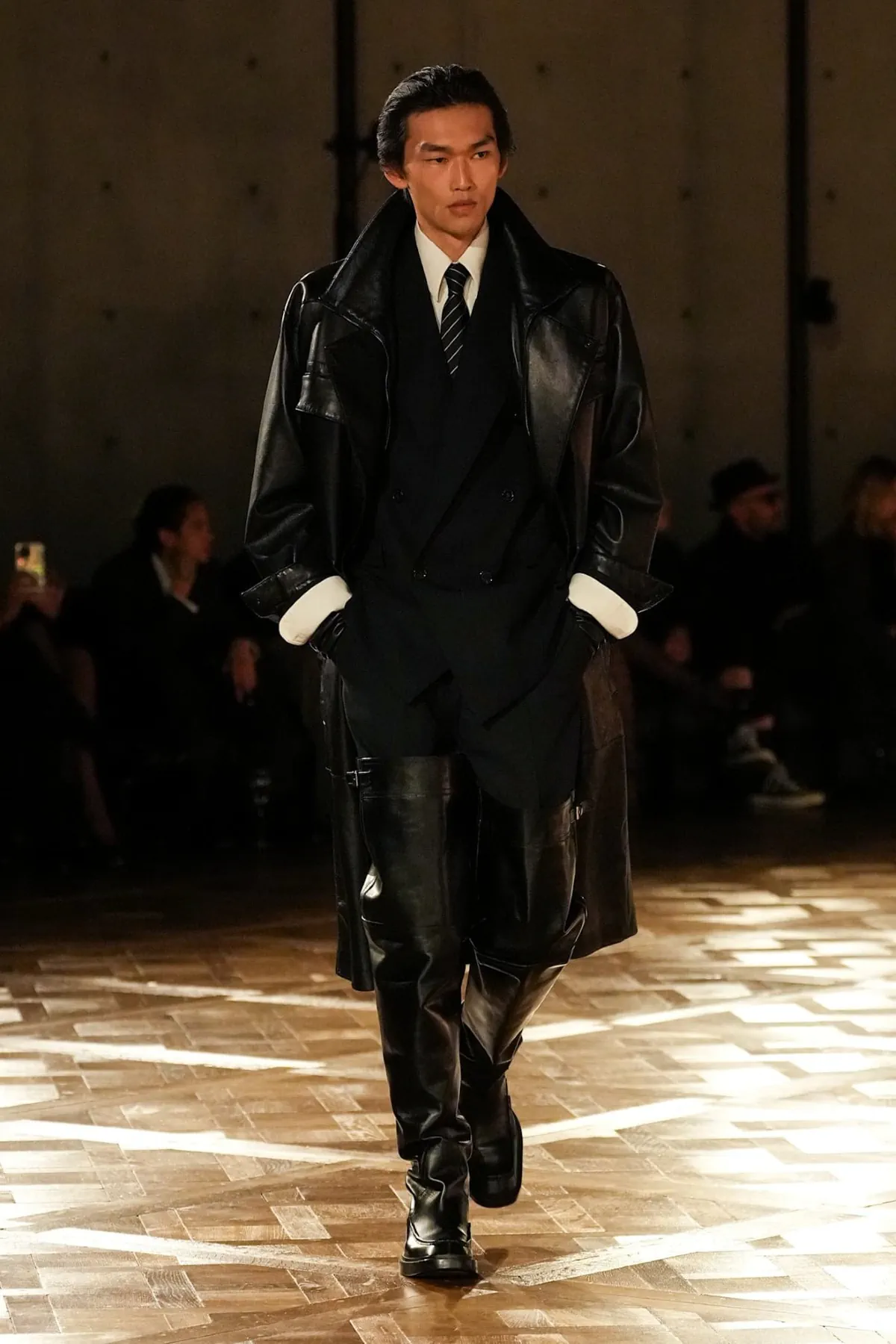 Saint Laurent Automne 2025 réinvente les costumes de pouvoir avec une touche sombre