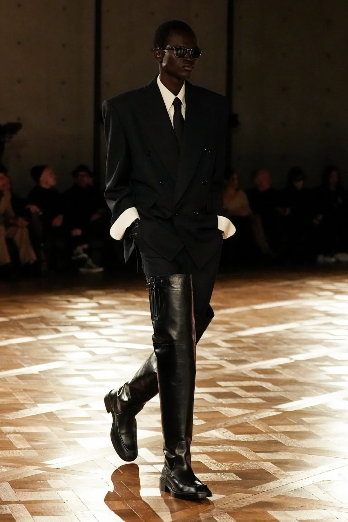 Saint Laurent Automne 2025 réinvente les costumes de pouvoir avec une touche sombre