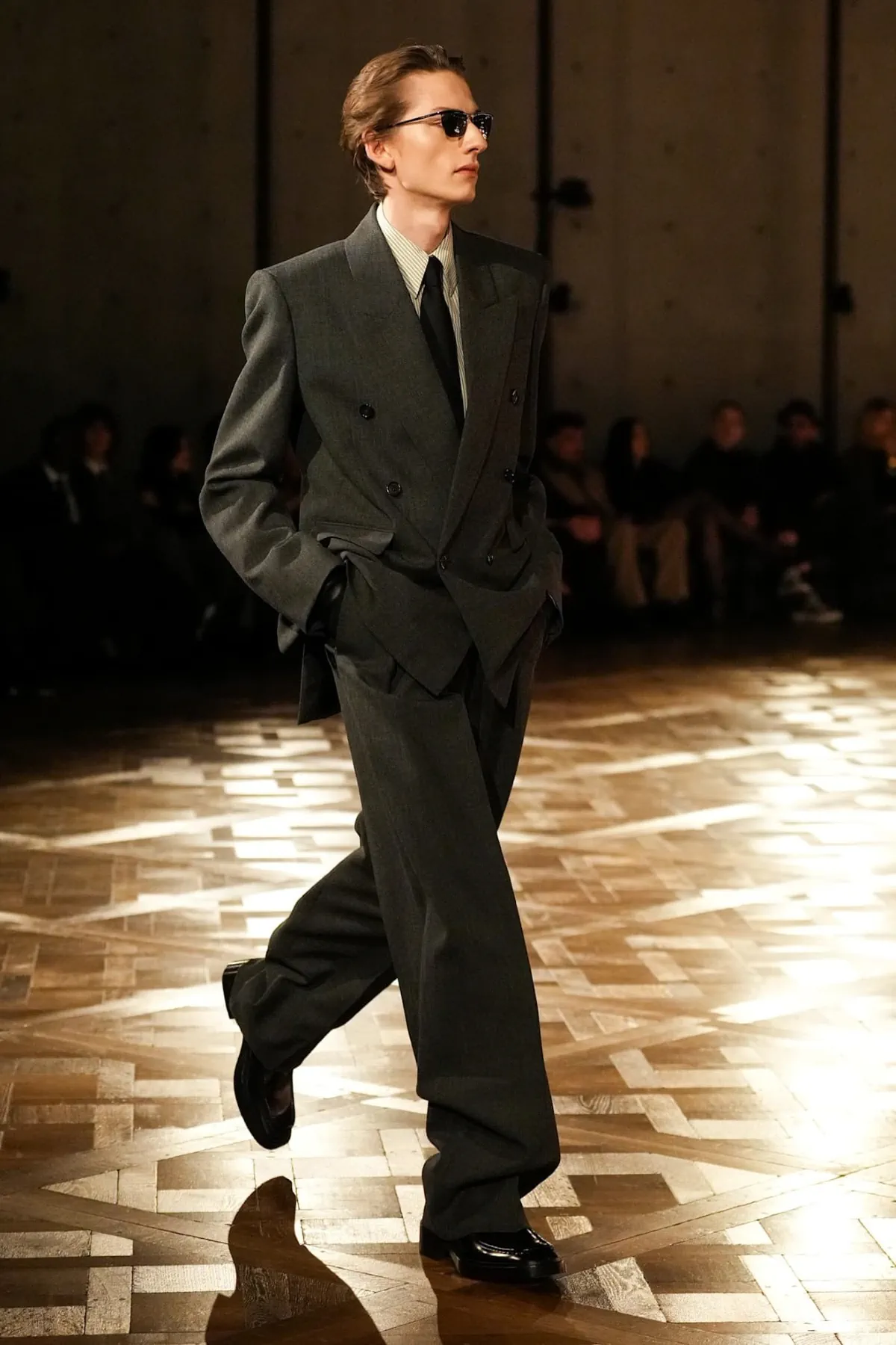 Saint Laurent Automne 2025 réinvente les costumes de pouvoir avec une touche sombre