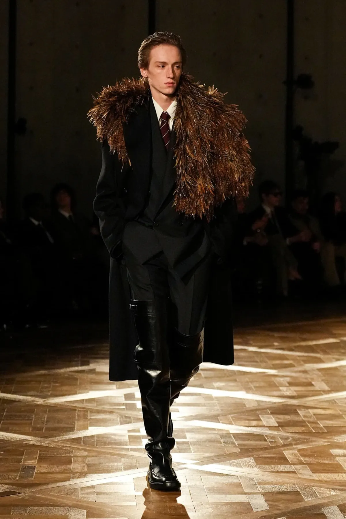 Saint Laurent Automne 2025 réinvente les costumes de pouvoir avec une touche sombre