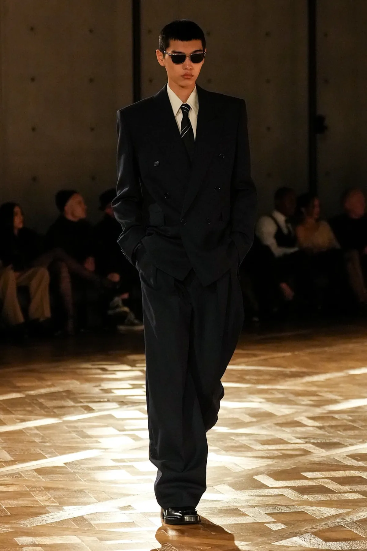 Saint Laurent Automne 2025 réinvente les costumes de pouvoir avec une touche sombre