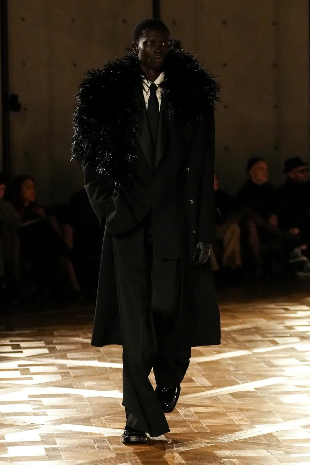Saint Laurent Automne 2025 réinvente les costumes de pouvoir avec une touche sombre
