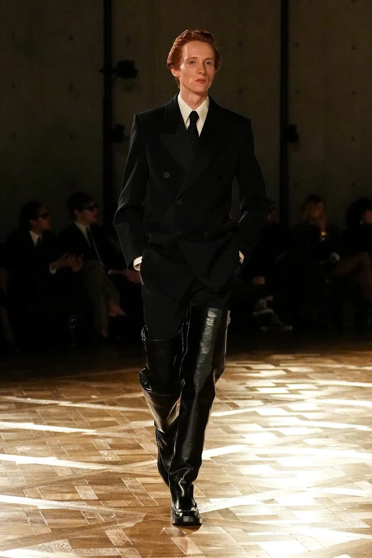 Saint Laurent Automne 2025 réinvente les costumes de pouvoir avec une touche sombre