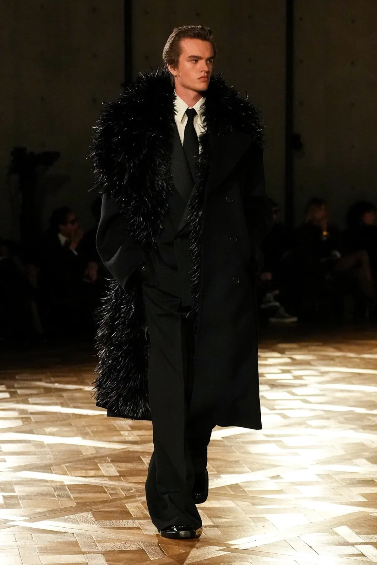 Saint Laurent Automne 2025 réinvente les costumes de pouvoir avec une touche sombre