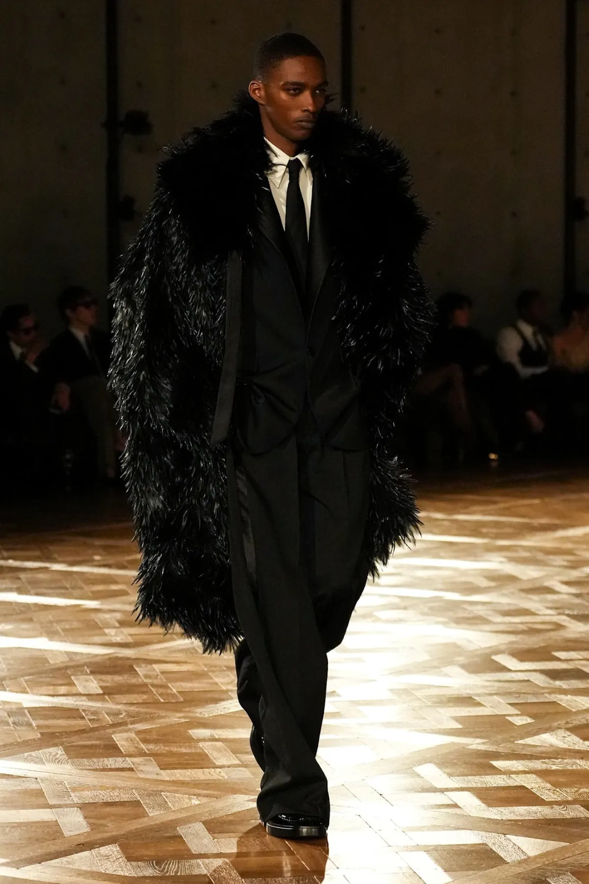 Saint Laurent Automne 2025 réinvente les costumes de pouvoir avec une touche sombre