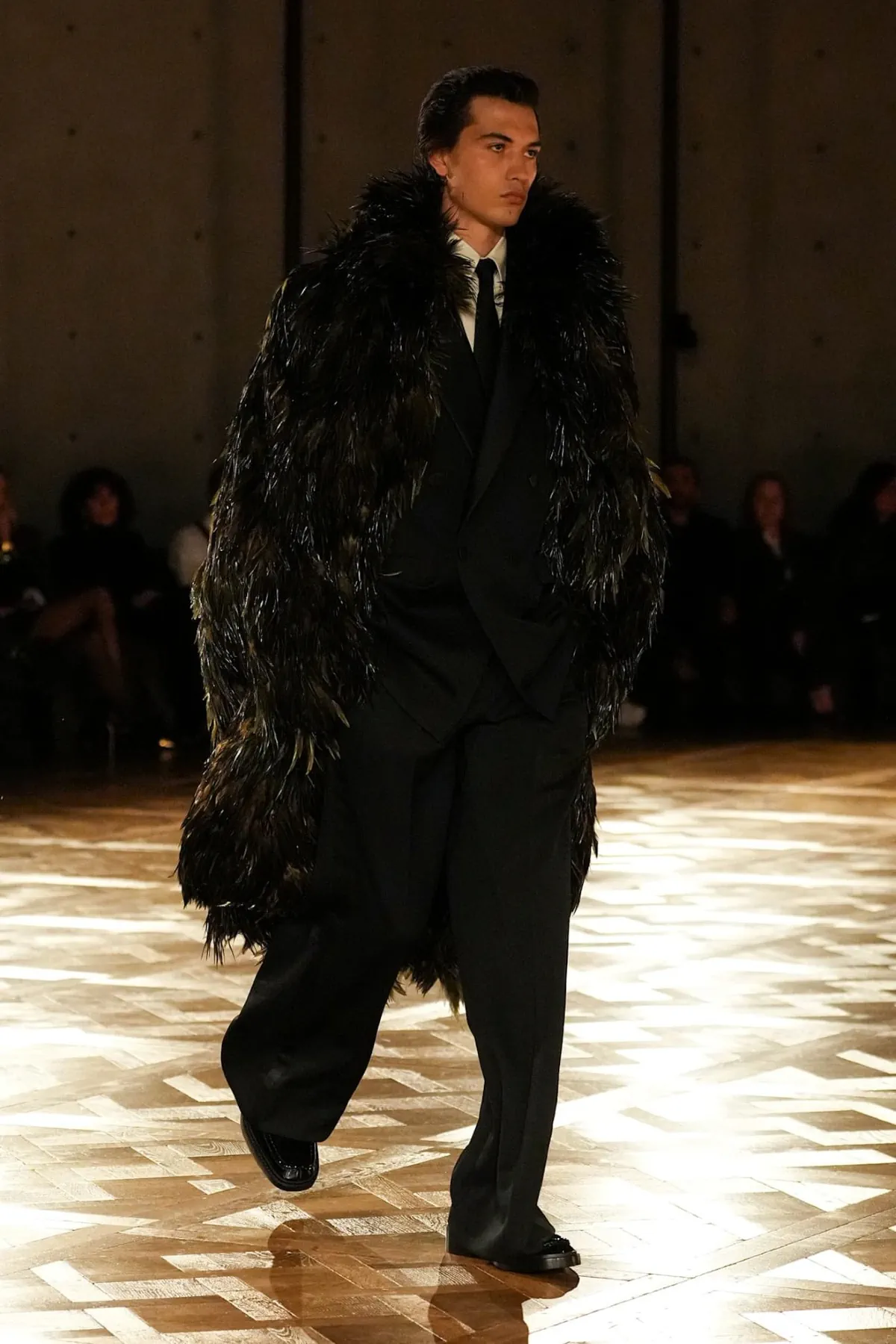 Saint Laurent Automne 2025 réinvente les costumes de pouvoir avec une touche sombre