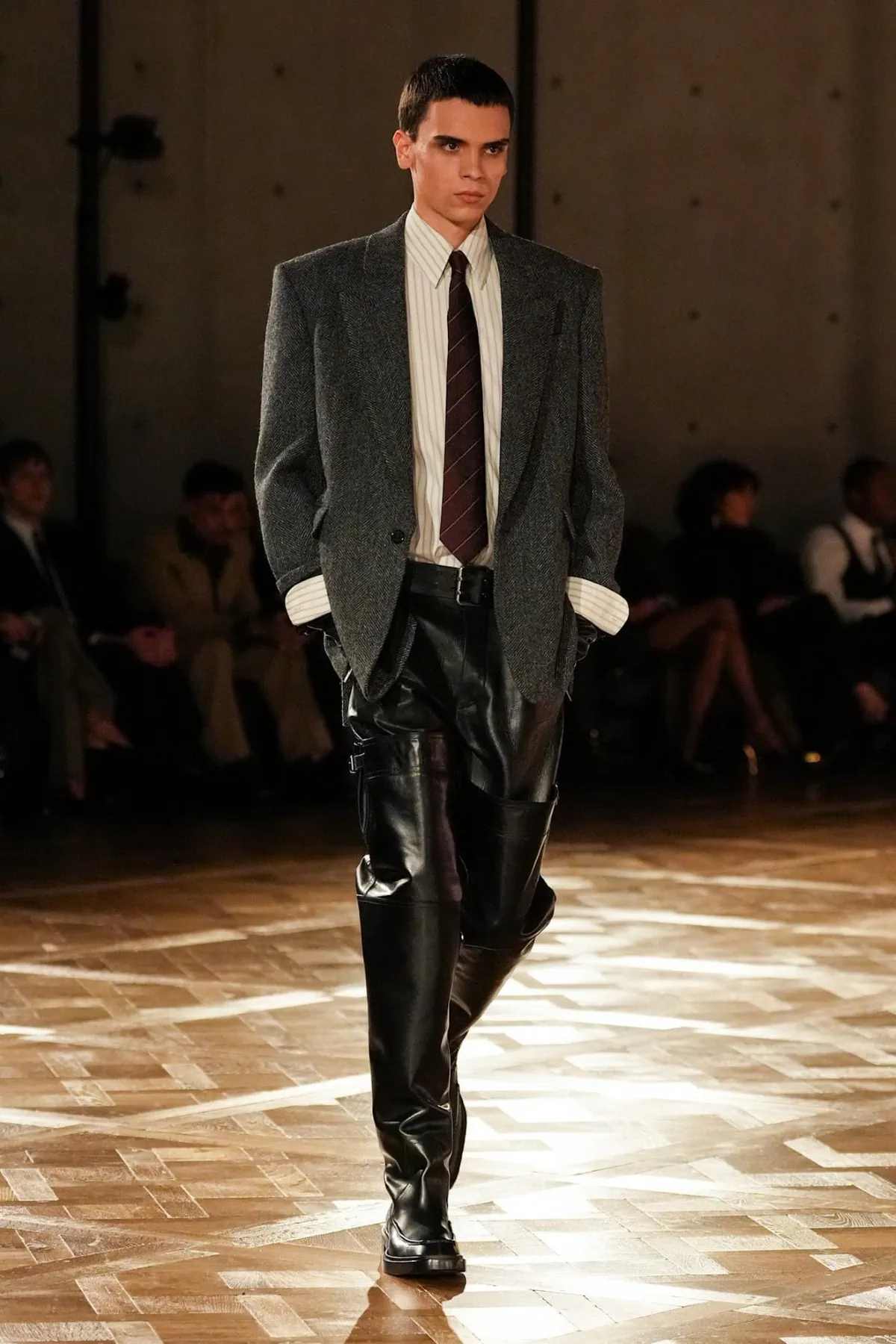 Saint Laurent Automne 2025 réinvente les costumes de pouvoir avec une touche sombre