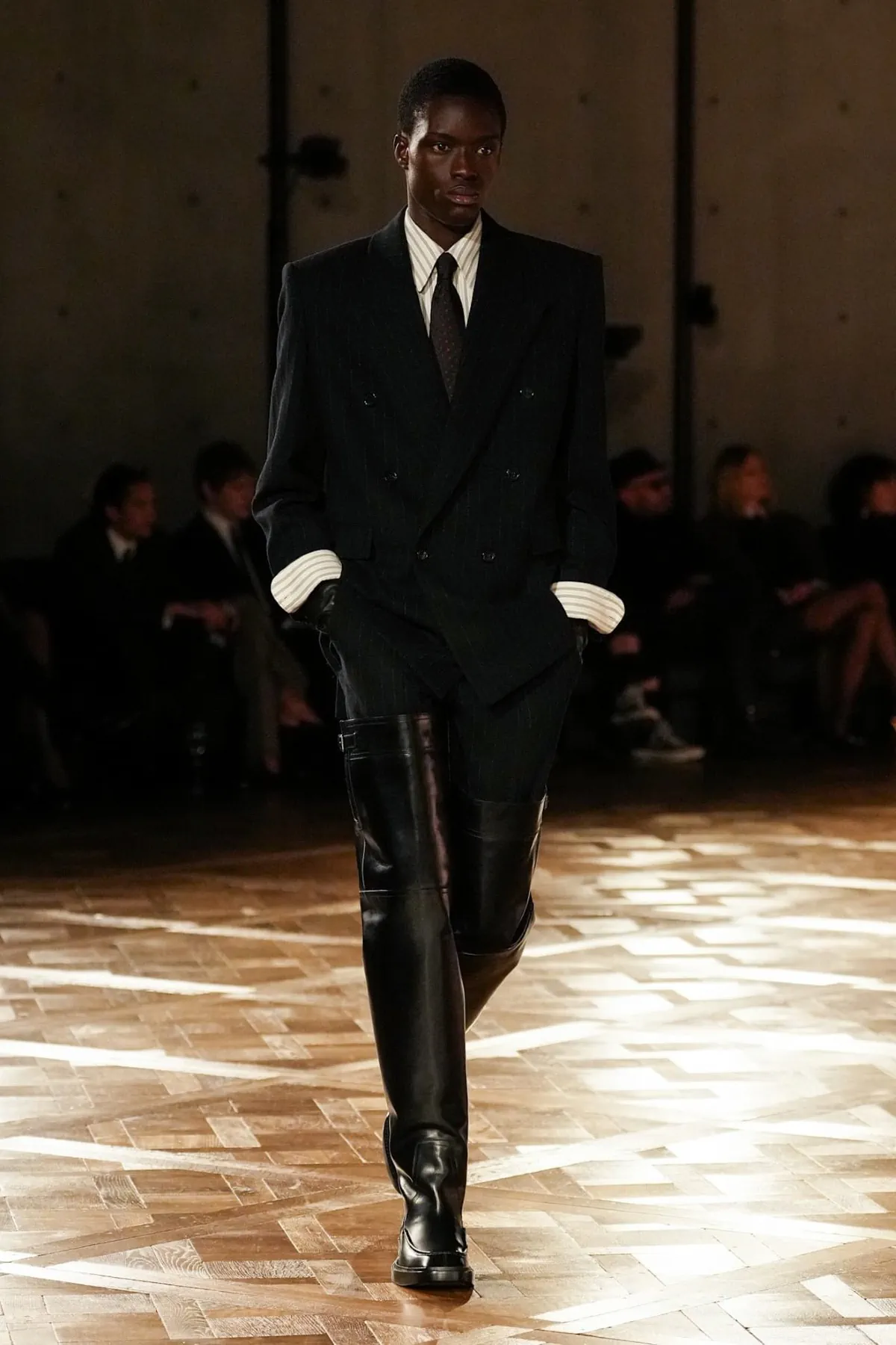 Saint Laurent Automne 2025 réinvente les costumes de pouvoir avec une touche sombre