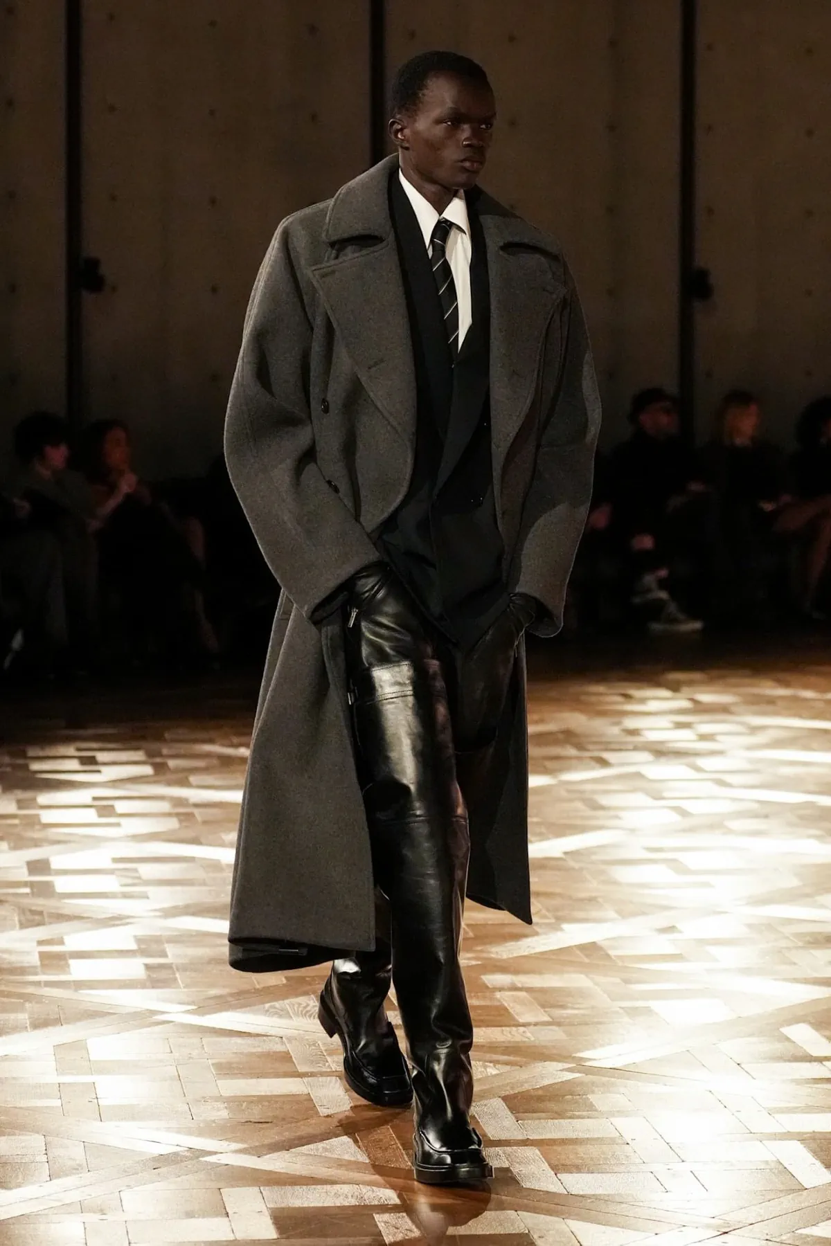 Saint Laurent Automne 2025 réinvente les costumes de pouvoir avec une touche sombre