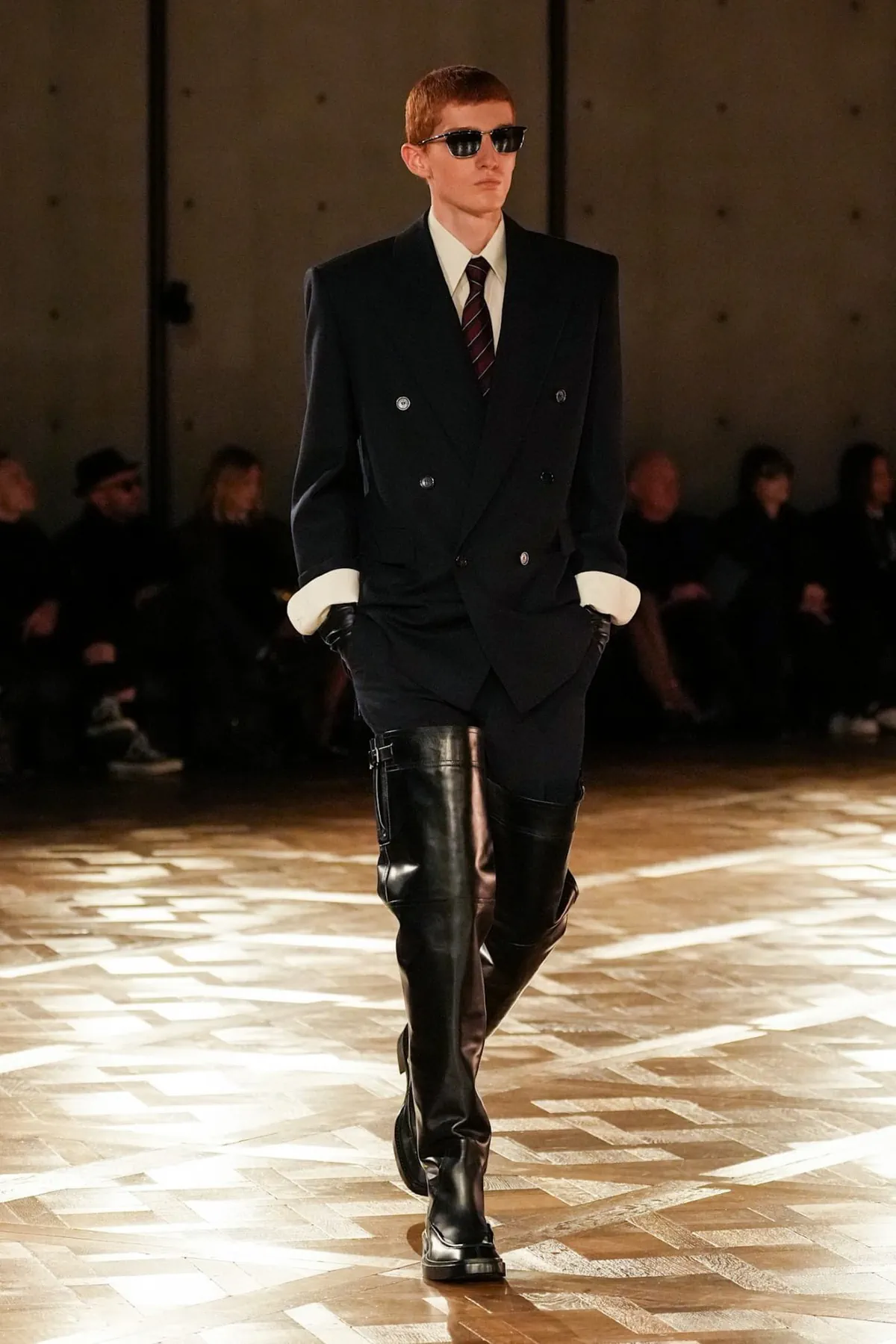 Saint Laurent Automne 2025 réinvente les costumes de pouvoir avec une touche sombre