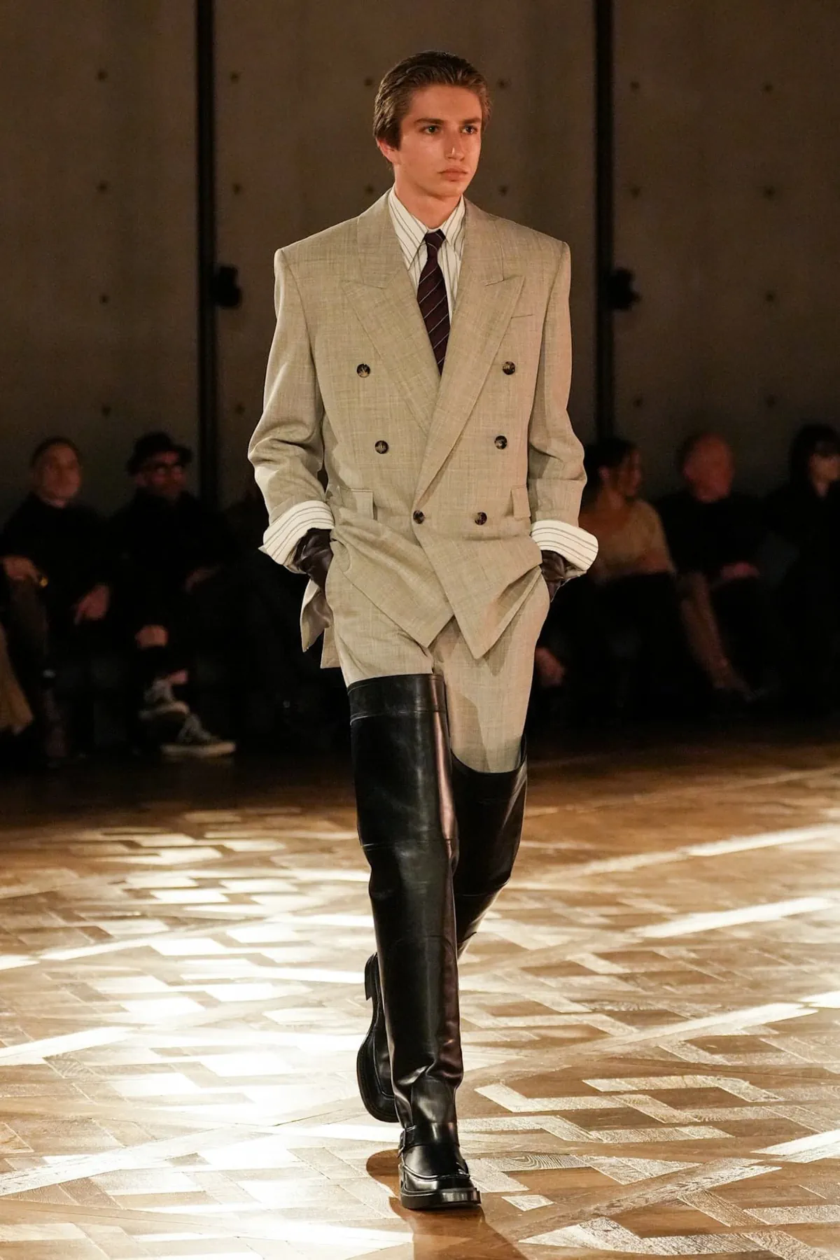 Saint Laurent Automne 2025 réinvente les costumes de pouvoir avec une touche sombre