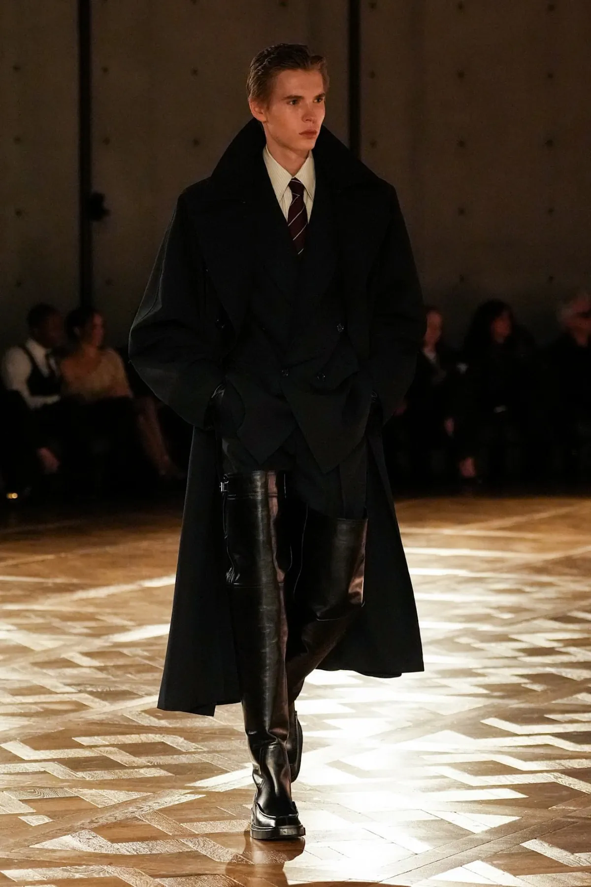 Saint Laurent Automne 2025 réinvente les costumes de pouvoir avec une touche sombre