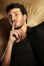 Sebastian Yatra Ambassadeur dAzzaro Sebastián Yatra devient l'ambassadeur global des parfums Azzaro