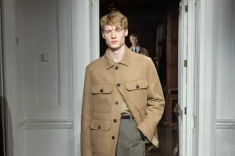 La collection Automne 2025 de Todd Snyder célèbre la confection sur mesure et la rébellion intemporelle