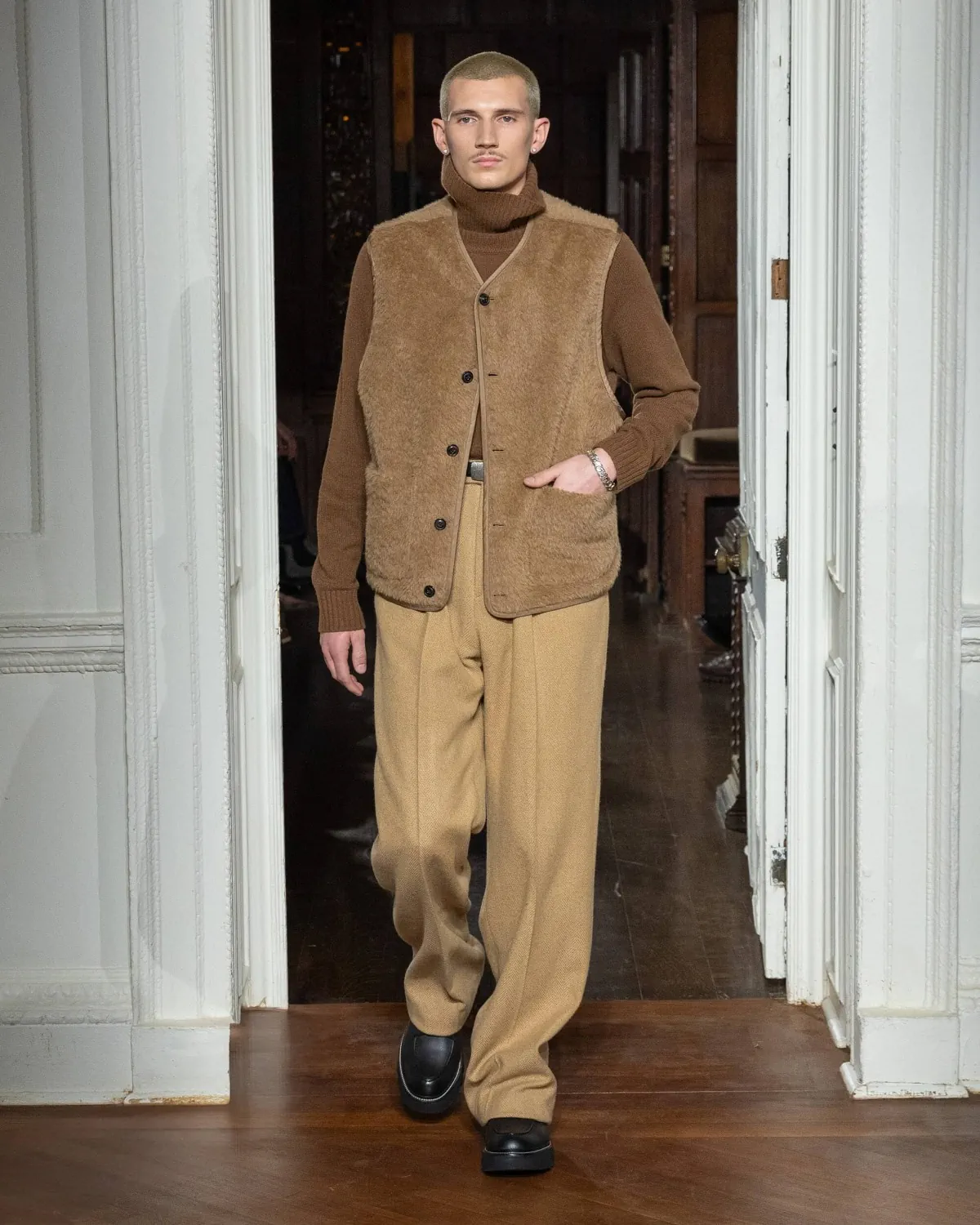 La collection Automne 2025 de Todd Snyder célèbre la confection sur mesure et la rébellion intemporelle