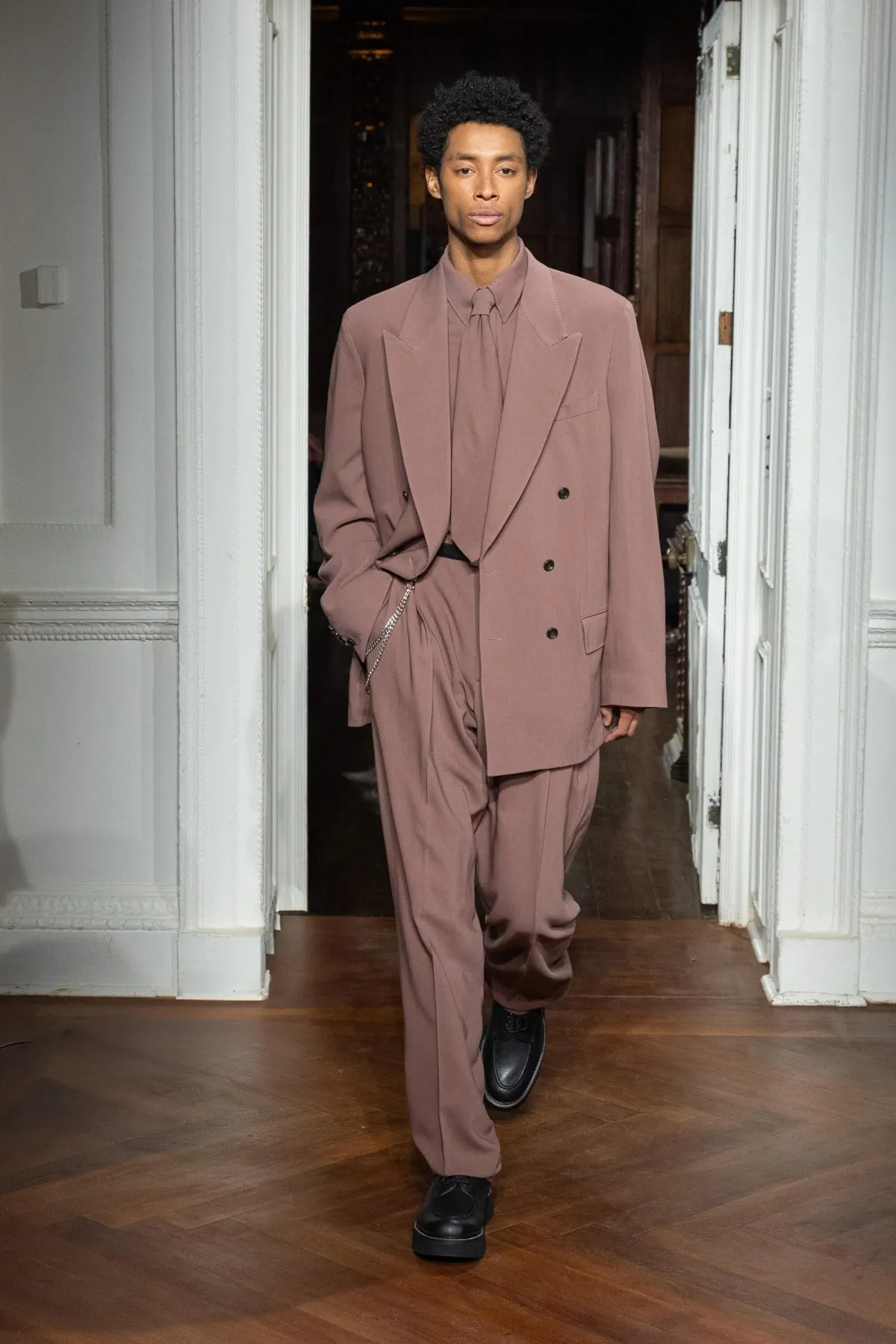 La collection Automne 2025 de Todd Snyder célèbre la confection sur mesure et la rébellion intemporelle