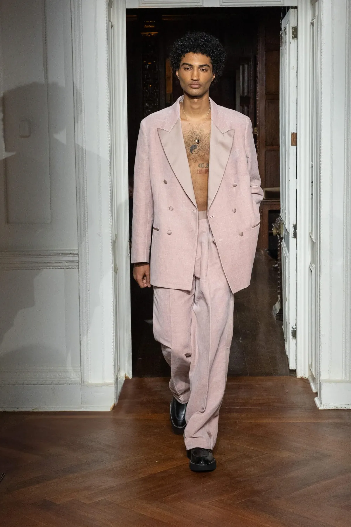 La collection Automne 2025 de Todd Snyder célèbre la confection sur mesure et la rébellion intemporelle