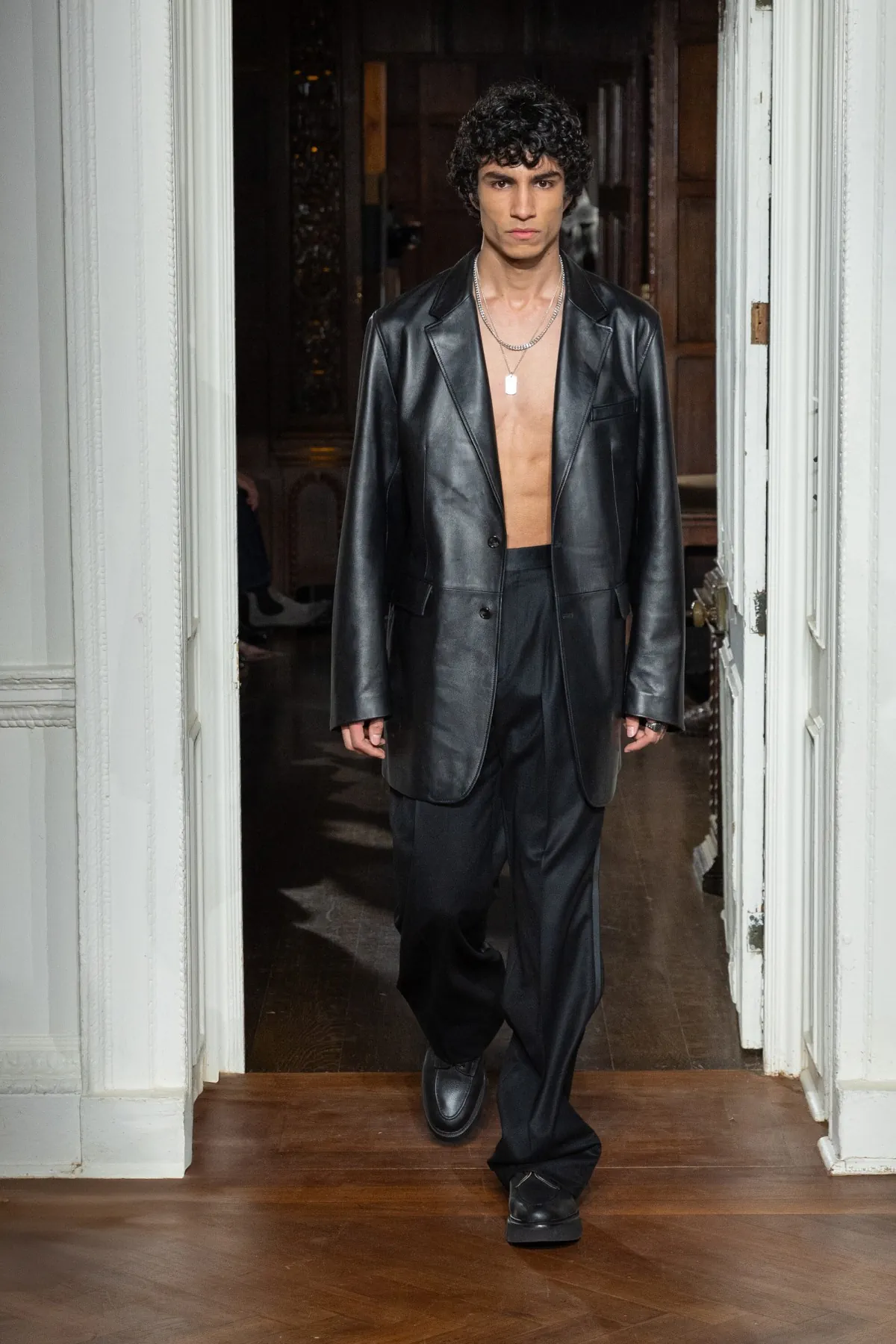 La collection Automne 2025 de Todd Snyder célèbre la confection sur mesure et la rébellion intemporelle