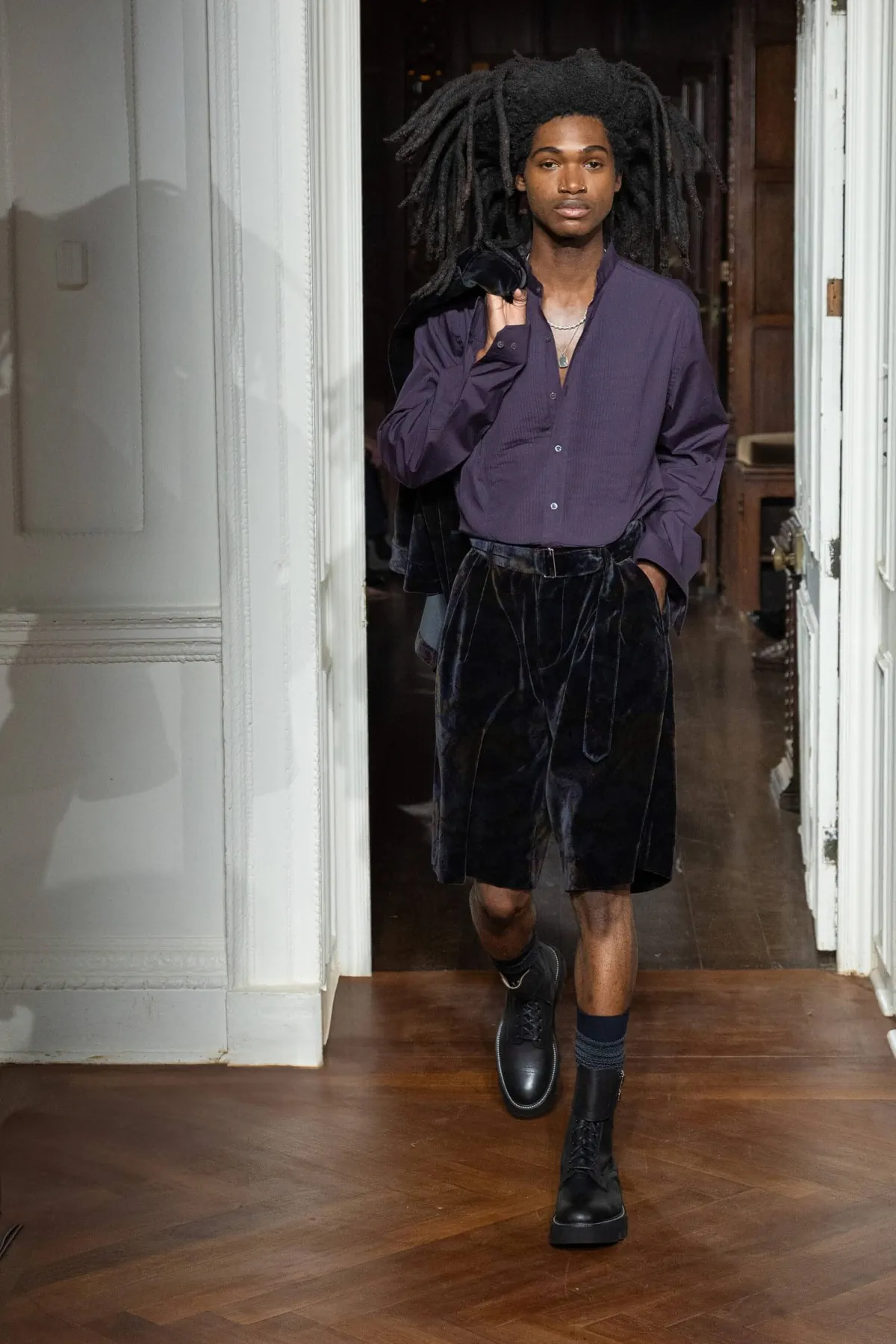 La collection Automne 2025 de Todd Snyder célèbre la confection sur mesure et la rébellion intemporelle