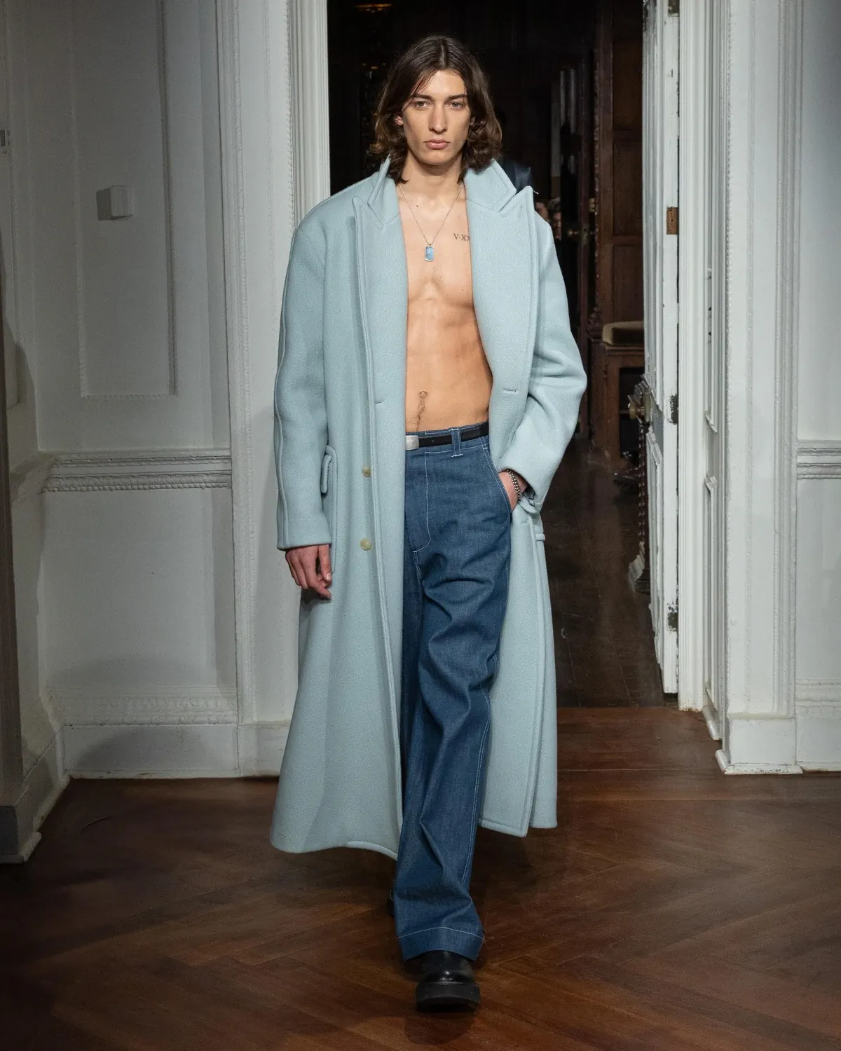 La collection Automne 2025 de Todd Snyder célèbre la confection sur mesure et la rébellion intemporelle