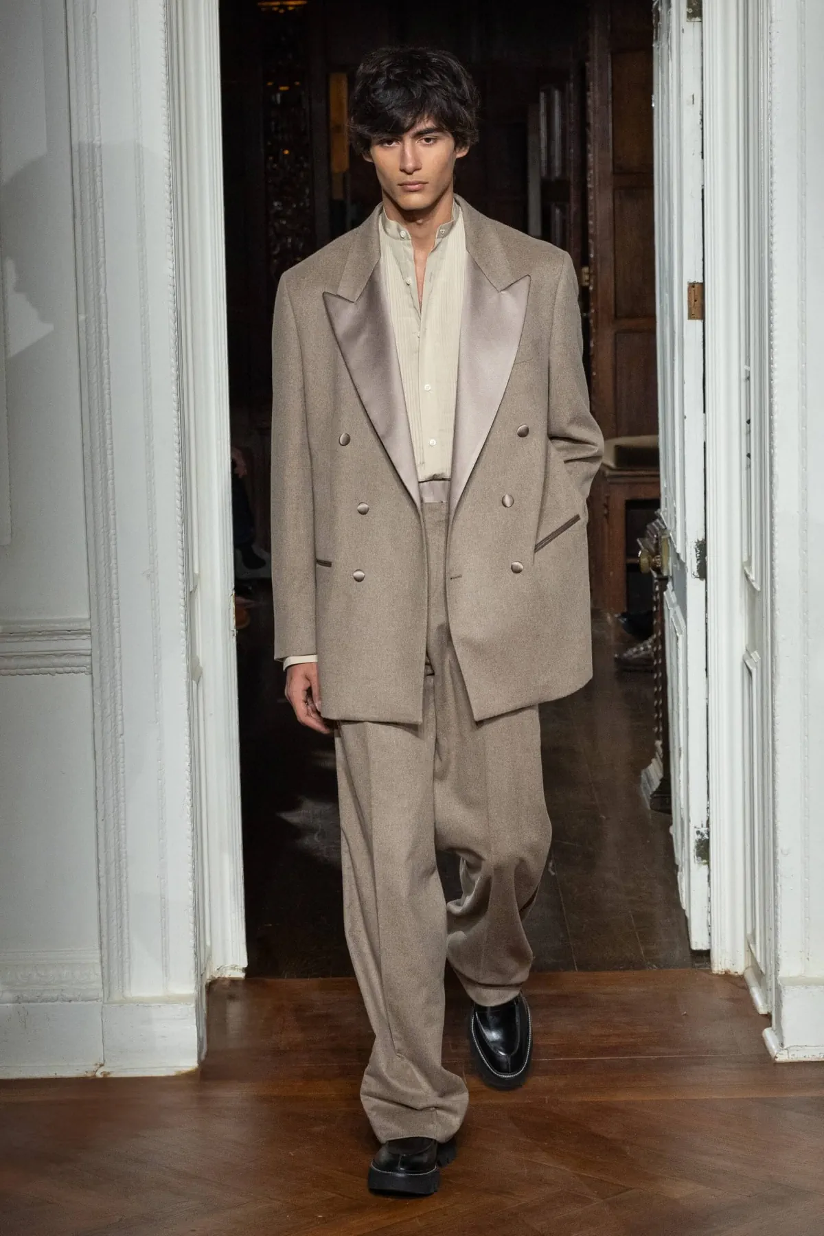 La collection Automne 2025 de Todd Snyder célèbre la confection sur mesure et la rébellion intemporelle