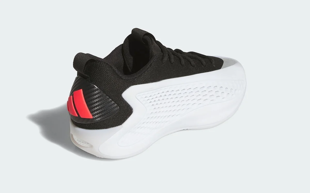 La chaussure AE 1 Low Stormtrooper d'adidas associe l'héritage audacieux d'Anthony Edwards à une palette de couleurs inspirée des Bulls