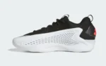 La chaussure AE 1 Low Stormtrooper d'adidas associe l'héritage audacieux d'Anthony Edwards à une palette de couleurs inspirée des Bulls