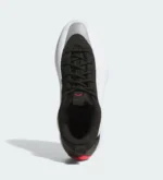 La chaussure AE 1 Low Stormtrooper d'adidas associe l'héritage audacieux d'Anthony Edwards à une palette de couleurs inspirée des Bulls