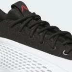 La chaussure AE 1 Low Stormtrooper d'adidas associe l'héritage audacieux d'Anthony Edwards à une palette de couleurs inspirée des Bulls