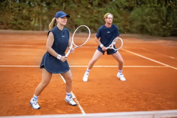 La nouvelle Collection Tennis ASICS x A.P.C. réinvente l'élégance sportive