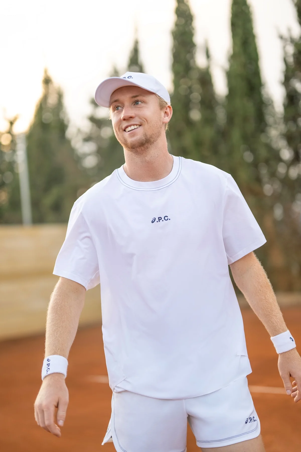 La nouvelle Collection Tennis ASICS x A.P.C. réinvente l'élégance sportive