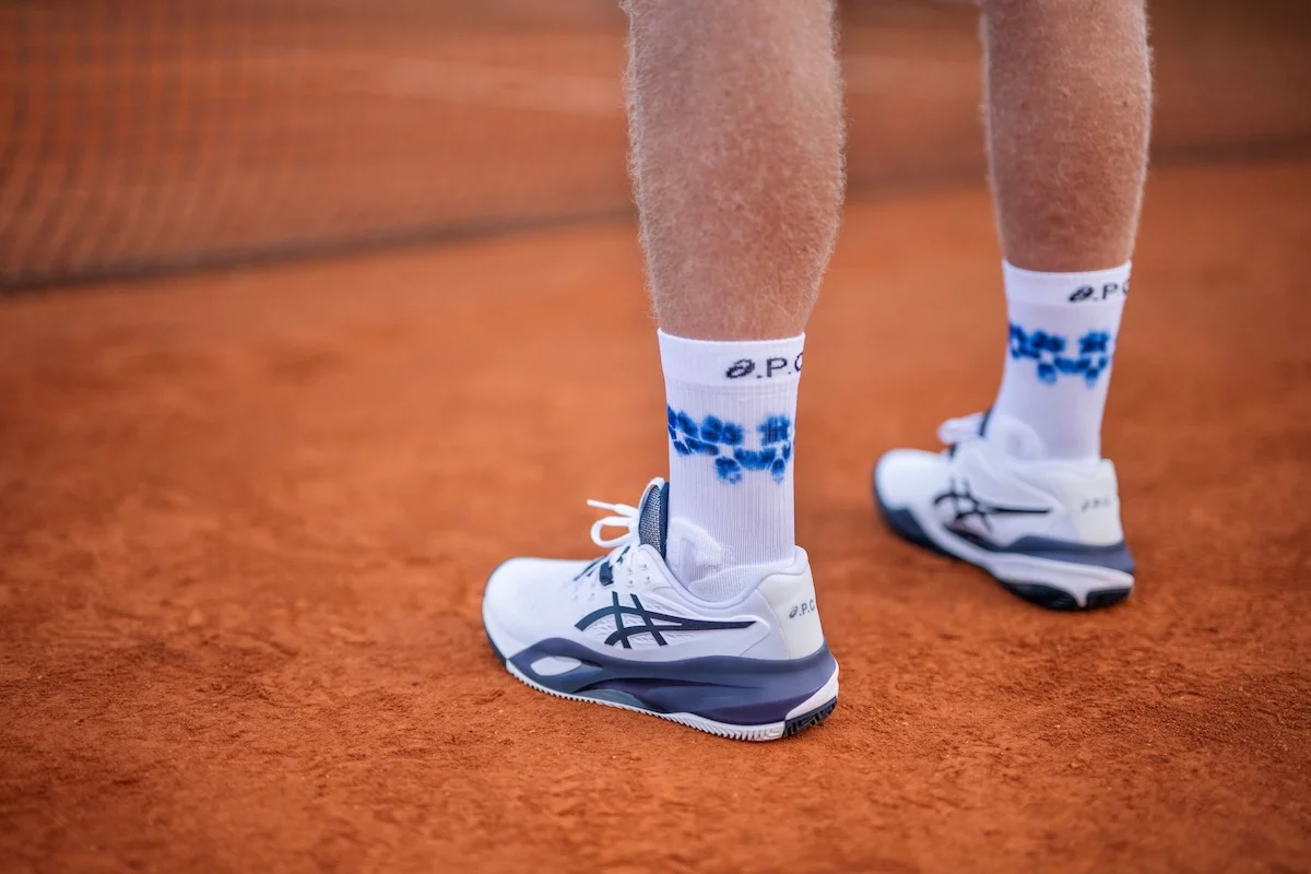 La nouvelle Collection Tennis ASICS x A.P.C. réinvente l'élégance sportive