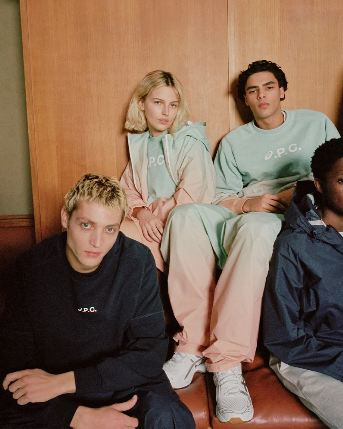 La nouvelle Collection Tennis ASICS x A.P.C. réinvente l'élégance sportive
