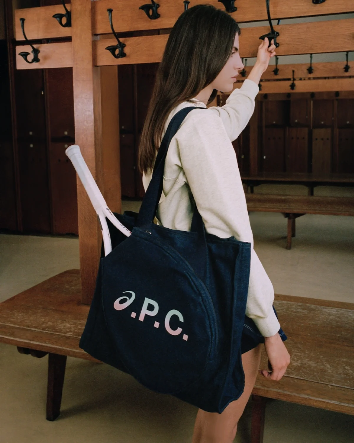 La nouvelle Collection Tennis ASICS x A.P.C. réinvente l'élégance sportive
