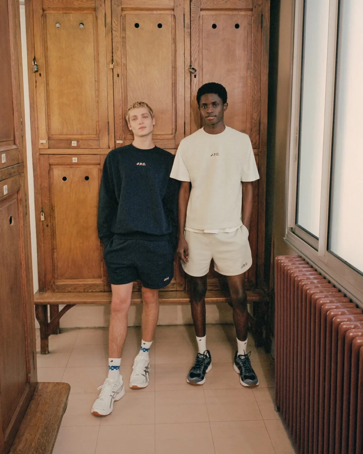 La nouvelle Collection Tennis ASICS x A.P.C. réinvente l'élégance sportive
