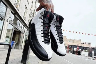 La Air Jordan 12 « Black Tongue Taxi » fait son apparition et représente un rêve pour les collectionneurs