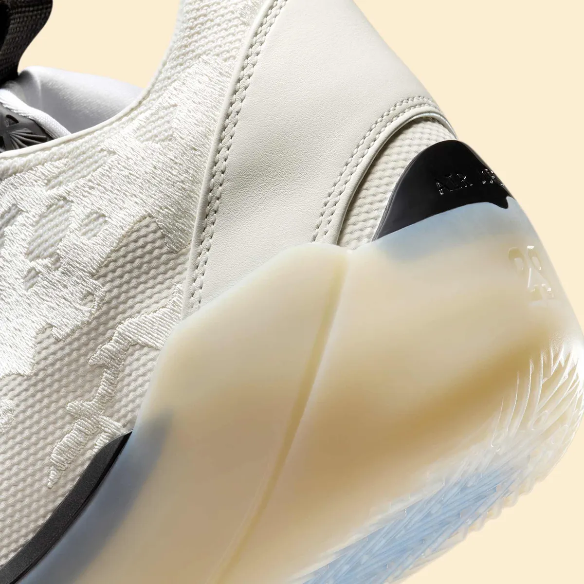 La Air Jordan 39 « Sail » arrive avec des accents Game Royal