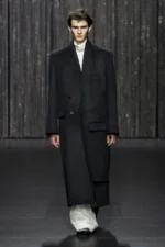 ALAINPAUL adopte l'androgynie fluide et les mailles architecturales pour l'automne 2025