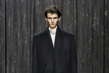 ALAINPAUL adopte l'androgynie fluide et les mailles architecturales pour l'automne 2025