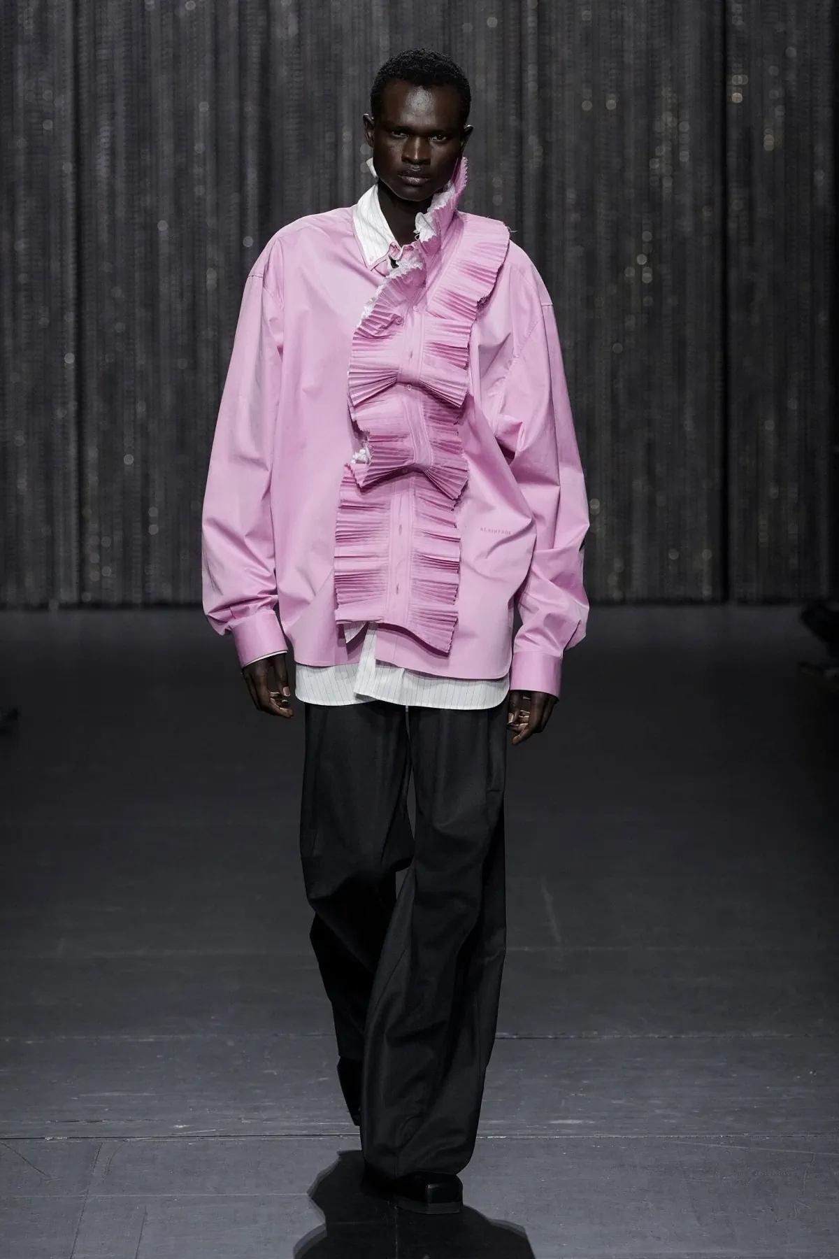 ALAINPAUL adopte l'androgynie fluide et les mailles architecturales pour l'automne 2025
