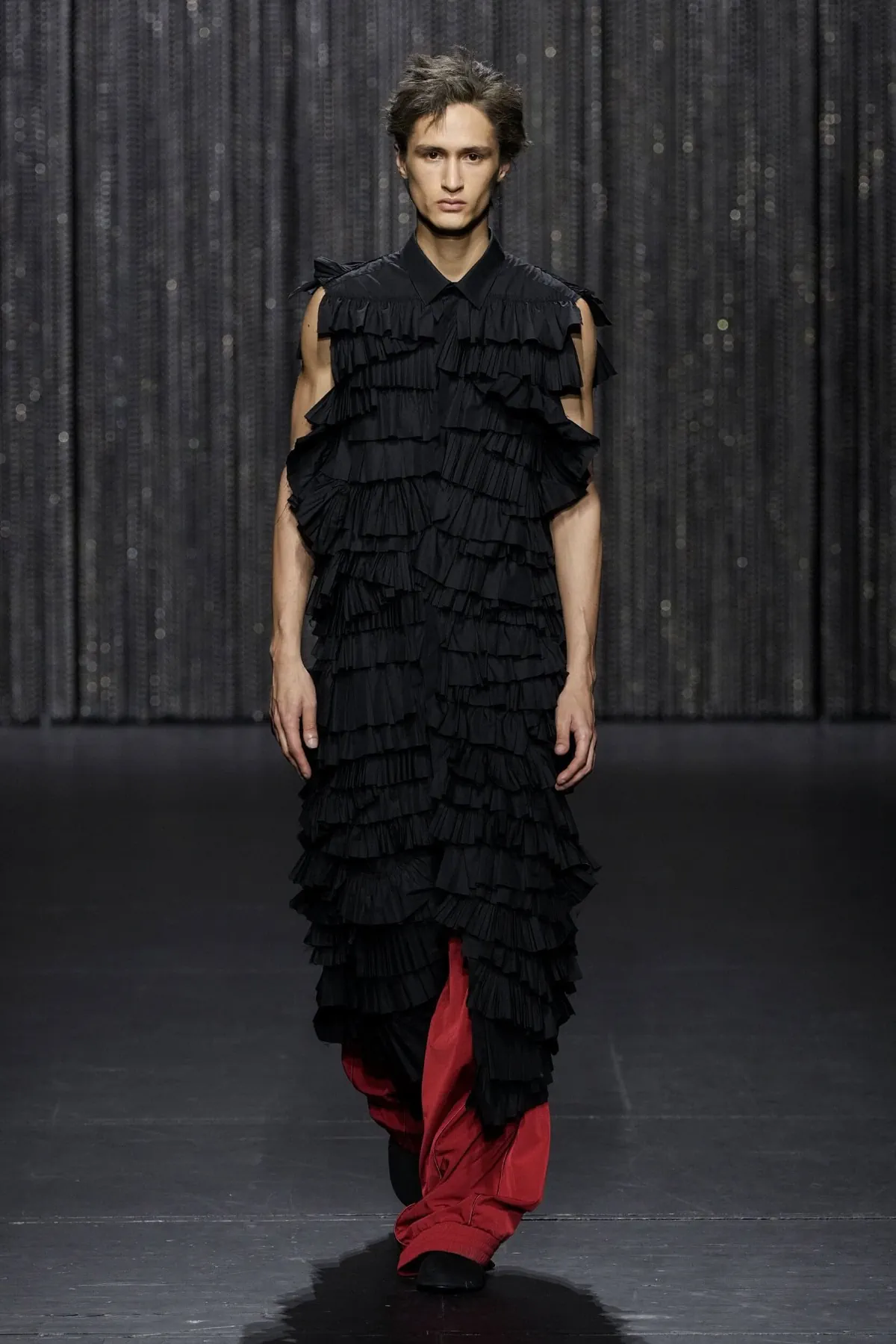 ALAINPAUL adopte l'androgynie fluide et les mailles architecturales pour l'automne 2025