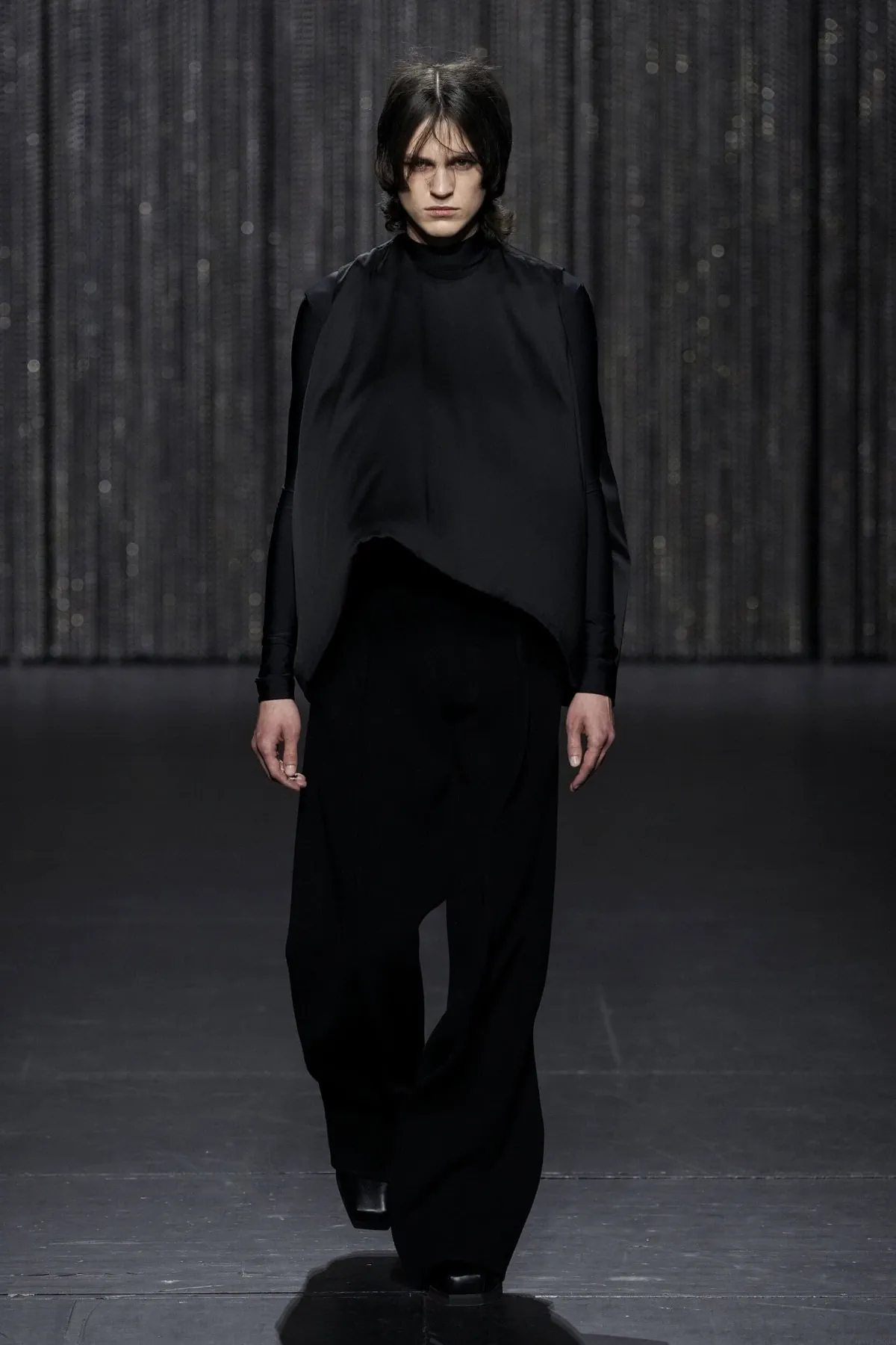 ALAINPAUL adopte l'androgynie fluide et les mailles architecturales pour l'automne 2025