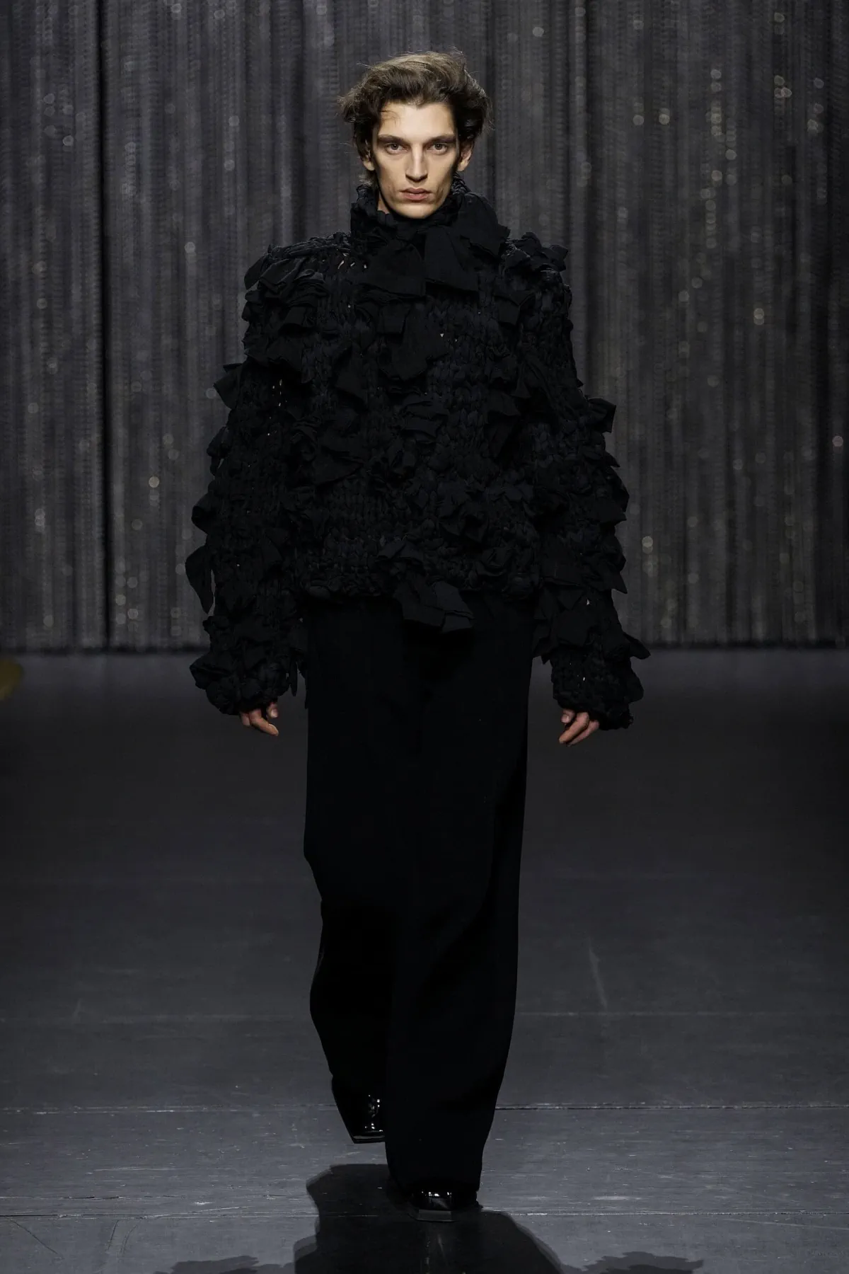 ALAINPAUL adopte l'androgynie fluide et les mailles architecturales pour l'automne 2025