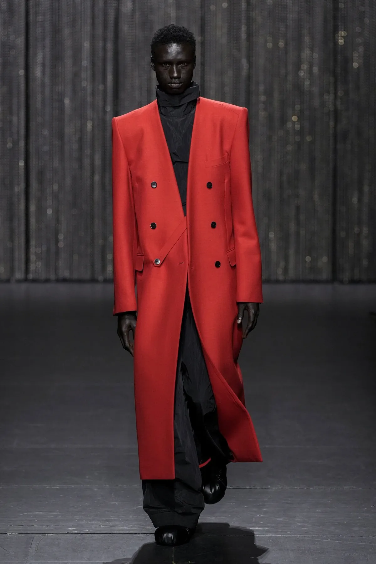 ALAINPAUL adopte l'androgynie fluide et les mailles architecturales pour l'automne 2025