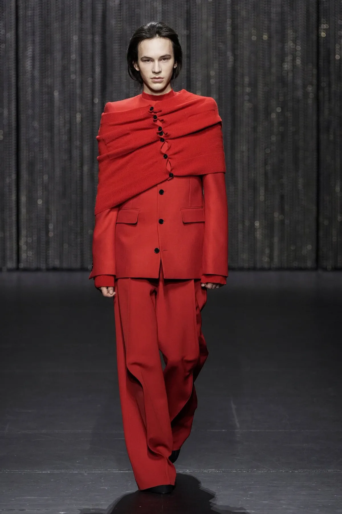 ALAINPAUL adopte l'androgynie fluide et les mailles architecturales pour l'automne 2025