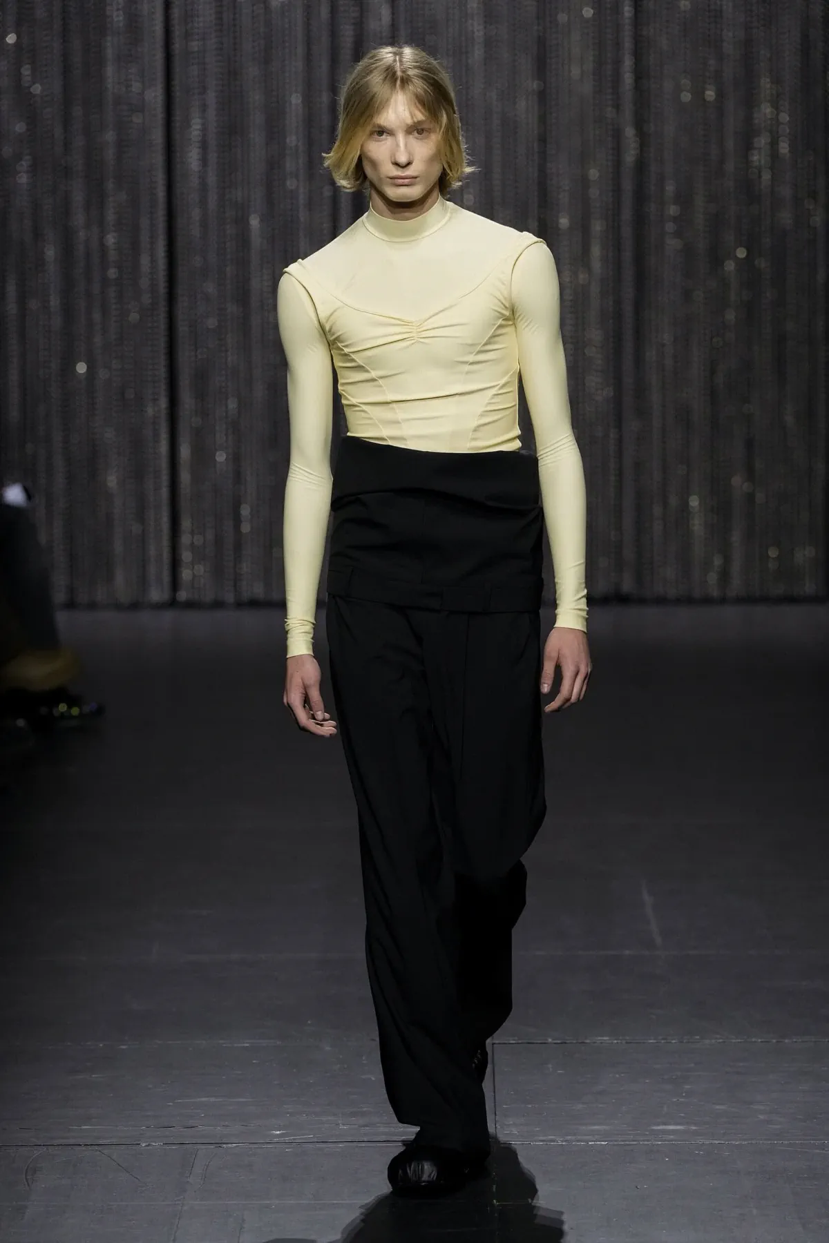 ALAINPAUL adopte l'androgynie fluide et les mailles architecturales pour l'automne 2025