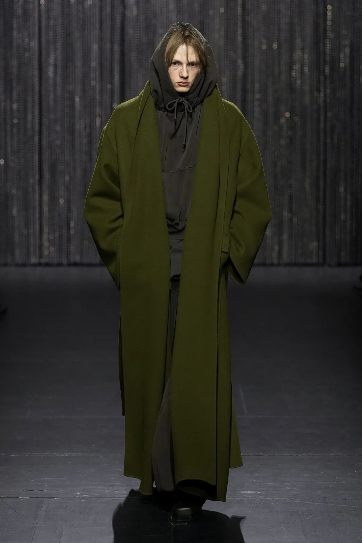 ALAINPAUL adopte l'androgynie fluide et les mailles architecturales pour l'automne 2025
