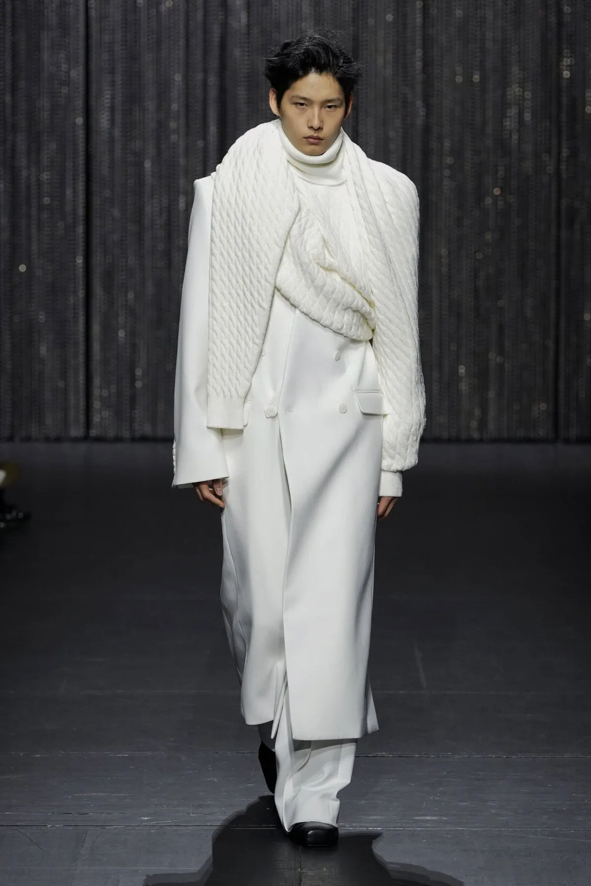 ALAINPAUL adopte l'androgynie fluide et les mailles architecturales pour l'automne 2025