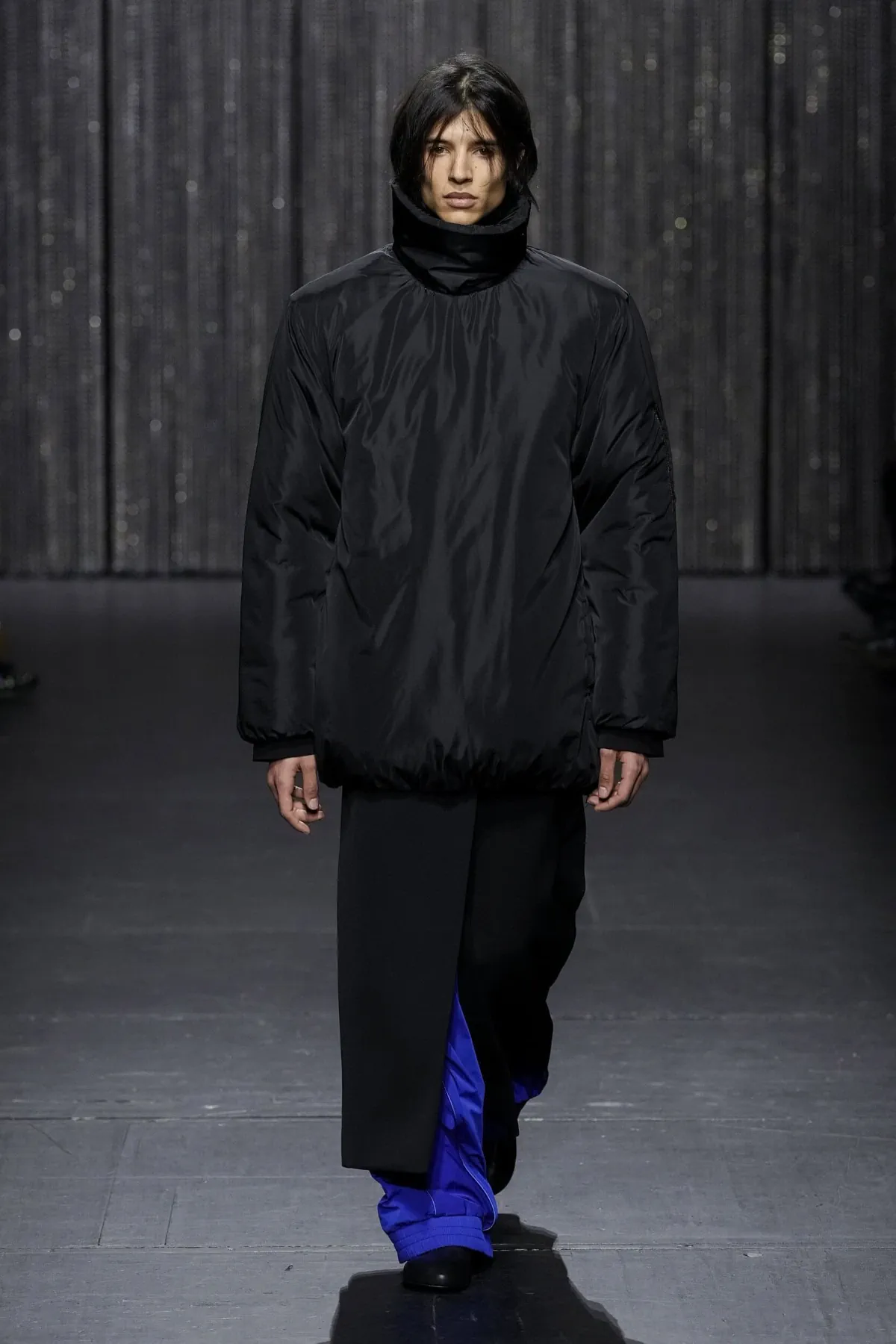 ALAINPAUL adopte l'androgynie fluide et les mailles architecturales pour l'automne 2025