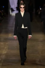 Alexander McQueen Fall Winter 2025 Paris Fashion Week 1 Pour l'automne 2025, McQueen fait revivre l'élégance rebelle avec les codes du dandy victorien